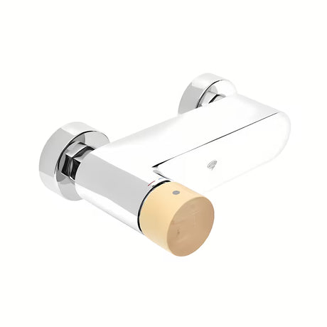 Jednoručna Baterija miješalica za tuš SAT Fusion s kromiranom površinom i ručicom u dekoru svijetlog drva.