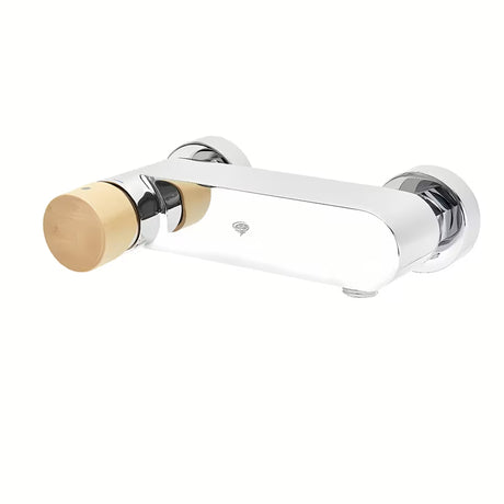 Jednoručna Baterija miješalica za tuš SAT Fusion s kromiranom površinom i ručicom u dekoru svijetlog drva.