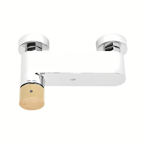 Jednoručna Baterija miješalica za tuš SAT Fusion s kromiranom površinom i ručicom u dekoru svijetlog drva.