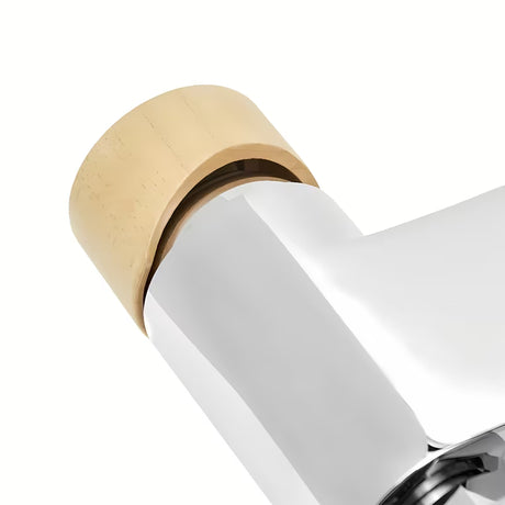 Jednoručna Baterija miješalica za tuš SAT Fusion s kromiranom površinom i ručicom u dekoru svijetlog drva.