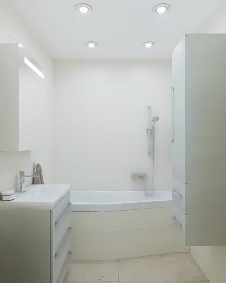 Jednoručna Baterija miješalica za tuš SAT Fusion s kromiranom površinom i ručicom u dekoru svijetlog drva.