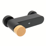 Zidna jednoručna baterija miješalica za tuš SAT Fusion s ručicom u svijetlom drvu i mat završnom obradom.