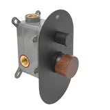 Podžbukna jednoručna baterija miješalica za tuš SAT Fusion s mat površinom i ručicom u dekoru tamnog drva.