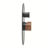 Podžbukna jednoručna baterija miješalica za tuš SAT Fusion s mat površinom i ručicom u dekoru tamnog drva.