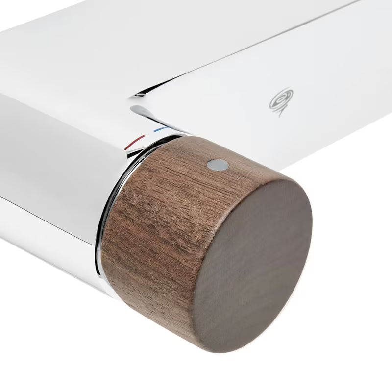 Zidna miješalica za tuš SAT Fusion s ručicom u dekoru tamnog drva i mjedenim tijelom.