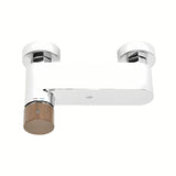 Zidna miješalica za tuš SAT Fusion s ručicom u dekoru tamnog drva i mjedenim tijelom.