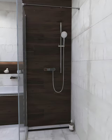 Zidna miješalica za tuš SAT Fusion s ručicom u dekoru tamnog drva i mjedenim tijelom.