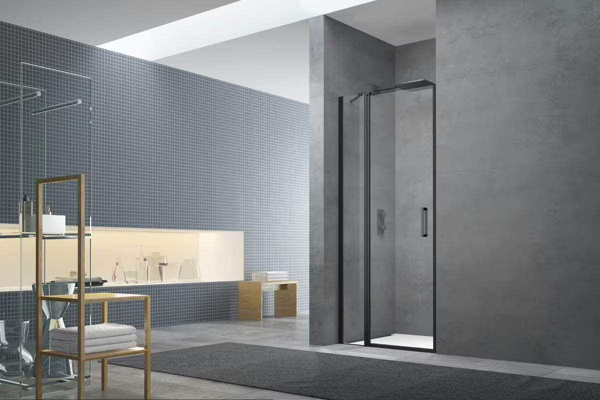 Tuš vrata za nišu SAT Fusion 80 cm u crnoj mat boji s prozirnim staklom i bezokvirnom konstrukcijom.