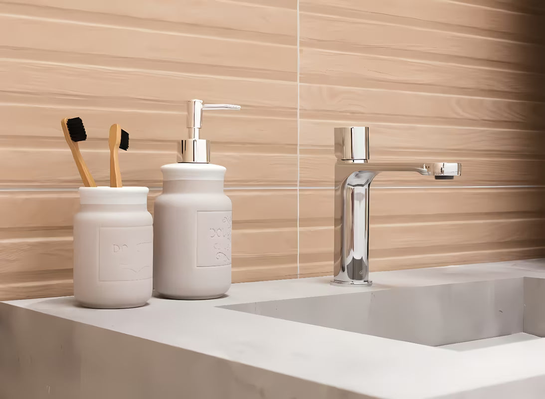 Kromirana miješalica za umivaonik SAT Fusion s ručicom od bijelog stakla i štedljivim perlatorom