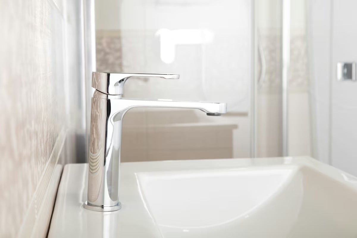 Krom jednoručna baterija stojeća miješalica za umivaonik SAT Fusion bez odvoda.