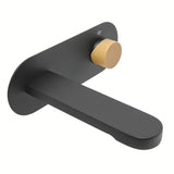 Podžbukna miješalica za umivaonik SAT Fusion u mat crnoj boji s ručicom u dekoru svijetlog drva.