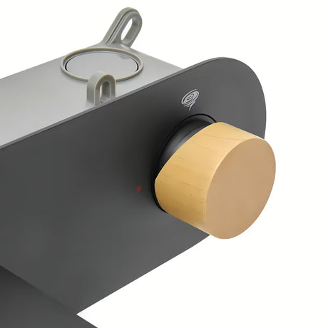 Podžbukna miješalica za umivaonik SAT Fusion u mat crnoj boji s ručicom u dekoru svijetlog drva.