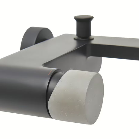 Jednoručna Baterija zidna miješalica za kadu SAT Fusion s betonskom ručicom i mat površinom.