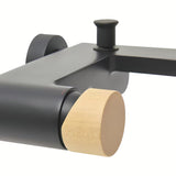 Miješalica za Kadu SAT Fusion u crnoj mat izvedbi s ručicom u dekoru svijetlog drva pro za zidnu montažu.