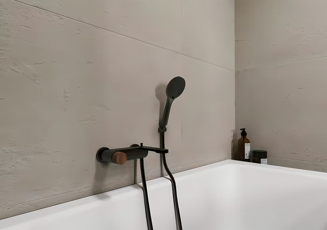 Zidna miješalica za kadu SAT Fusion s ručicom u dekoru tamnog drva i mat završnom obradom