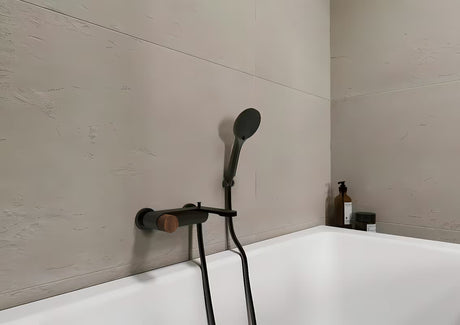 Zidna miješalica za kadu SAT Fusion s ručicom u dekoru tamnog drva i mat završnom obradom