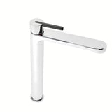 Visoka miješalica za Umivaonik SAT Fusion u kromiranoj izvedbi bez odvoda s crnom upravljačkom ručicom.