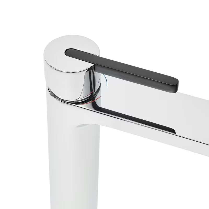 Visoka miješalica za Umivaonik SAT Fusion u kromiranoj izvedbi bez odvoda s crnom upravljačkom ručicom.