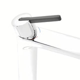 Visoka miješalica za Umivaonik SAT Fusion u kromiranoj izvedbi bez odvoda s crnom upravljačkom ručicom.