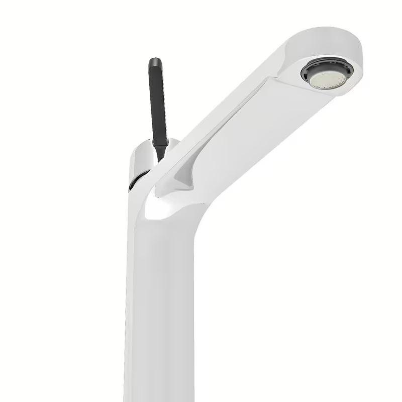 Visoka miješalica za Umivaonik SAT Fusion u kromiranoj izvedbi bez odvoda s crnom upravljačkom ručicom.