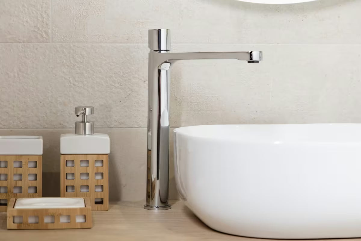 Visoka miješalica za Umivaonik SAT Fusion u krom izvedbi sa štedljivim perlatorom.