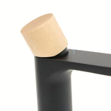 Visoka stojeća miješalica za umivaonik SAT Fusion s mat površinom i ručicom u svijetlom drvu.