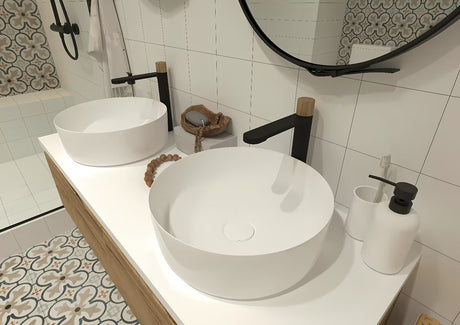 Visoka stojeća miješalica za umivaonik SAT Fusion s mat površinom i ručicom u svijetlom drvu.