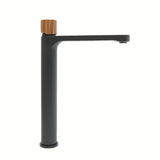 Visoka miješalica za Umivaonik SAT Fusion u mat crnoj boji s ručicom u dekoru tamnog drva.