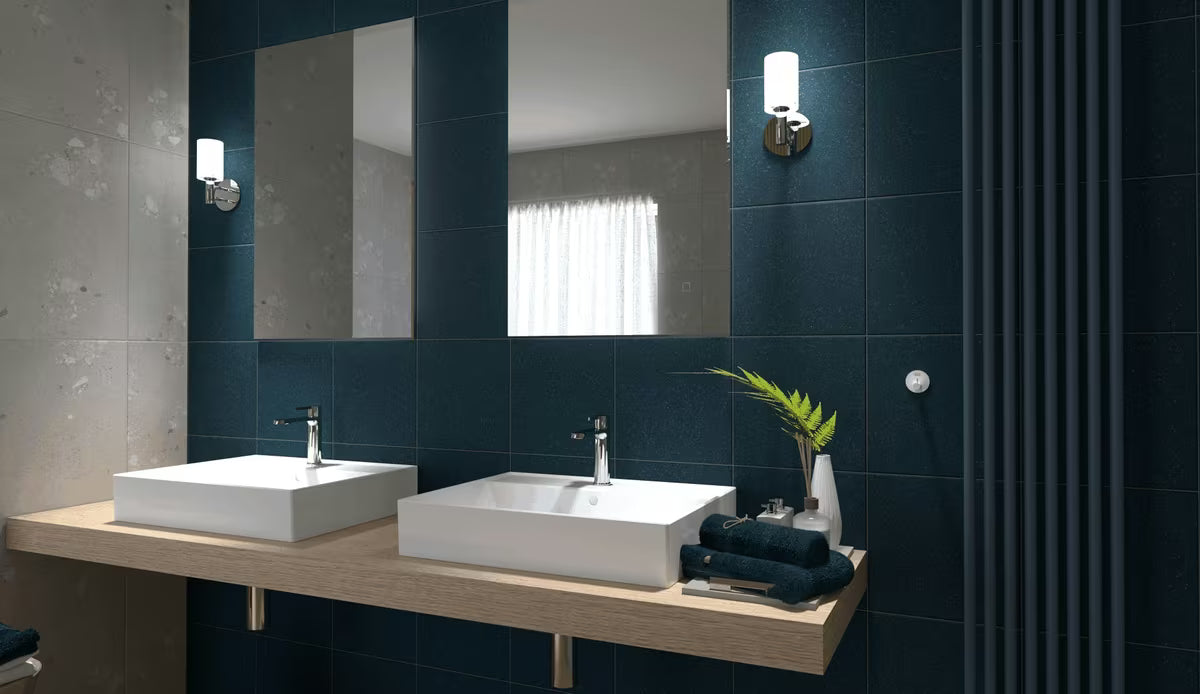 Bijeli samoljepljivi kukica za kupaonicu od nehrđajućeg čelika s mat završnom obradom