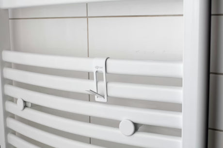 Bijeli metalni kukica SAT namijenjen za vješanje na kupaonski radijator