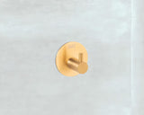 Kupaonski samoljepljivi kukica SAT od nehrđajućeg čelika u izvedbi brušeno zlato.