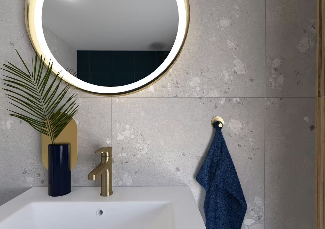 Kupaonski samoljepljivi kukica SAT od nehrđajućeg čelika u izvedbi brušeno zlato.