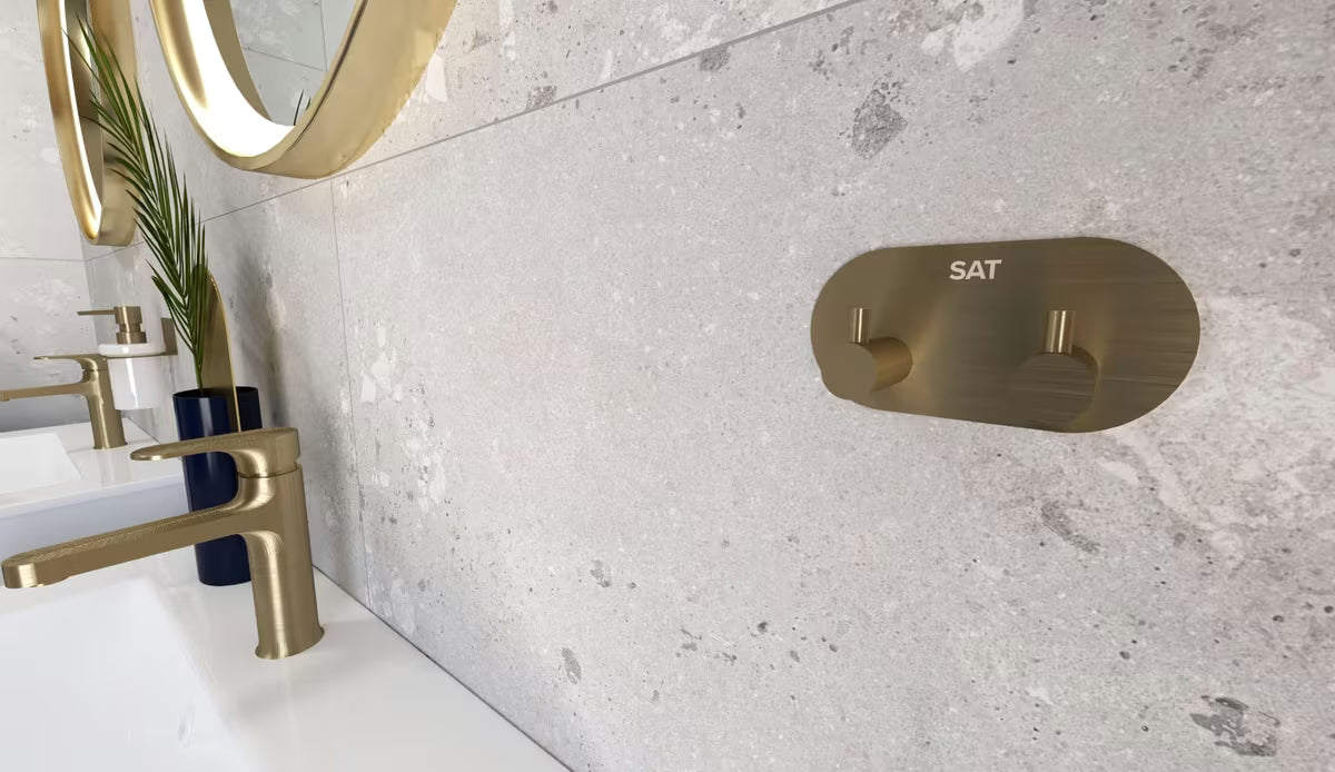 Kupaonski kukica SAT pro u izvedbi brušeno zlato pro montaža lijepljenjem bez bušenja.