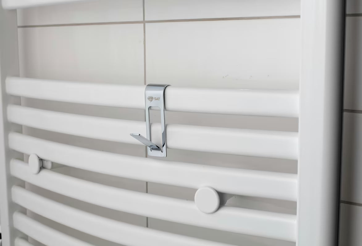 Kromirani metalni kukica SAT Chrome pro za vješanje na radijator sa zaštitnom 3M trakom