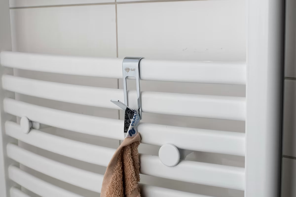 Kromirani metalni kukica SAT Chrome pro za vješanje na radijator sa zaštitnom 3M trakom