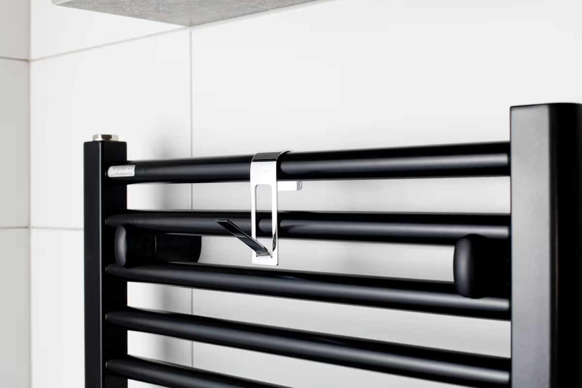 Kromirani metalni kukica SAT Chrome pro za vješanje na radijator sa zaštitnom 3M trakom