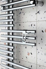 Kromirani metalni kukica SAT Chrome pro za vješanje na kupaonski radijator sa zaštitnom 3M trakom.