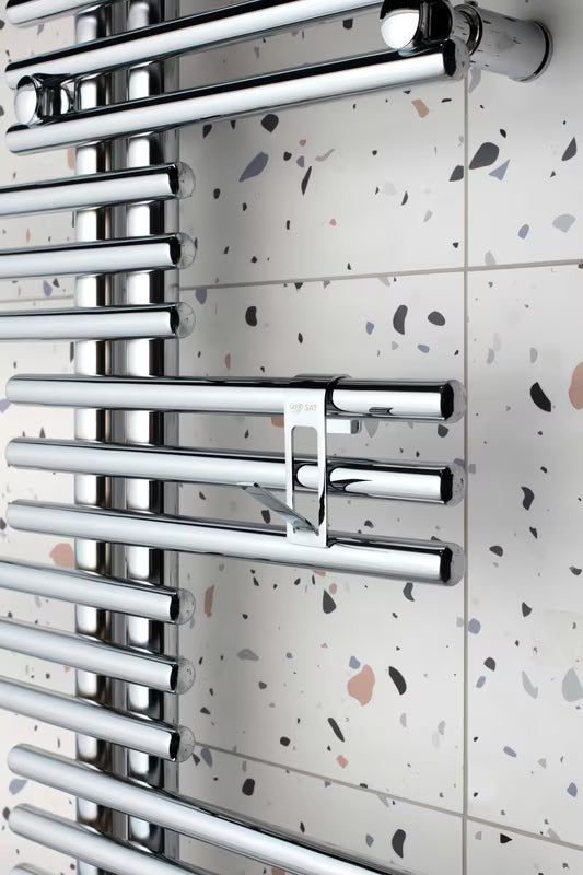 Kromirani metalni kukica SAT Chrome pro za vješanje na kupaonski radijator sa zaštitnom 3M trakom.