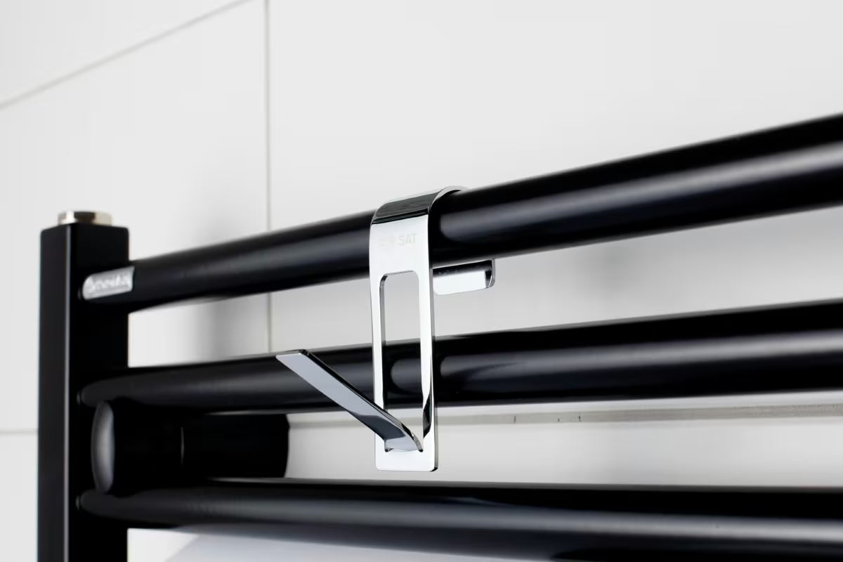 Kromirani metalni kukica SAT Chrome pro za vješanje na kupaonski radijator sa zaštitnom 3M trakom.