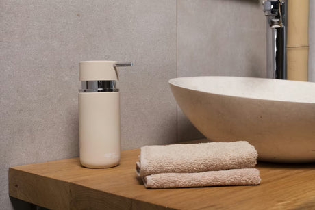 Keramički dozator sapuna SAT Infinitio u bež mat izvedbi, četvrtastog oblika, samostojeći .