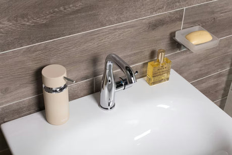 Keramički dozator sapuna SAT Infinitio u bež mat izvedbi, četvrtastog oblika, samostojeći .