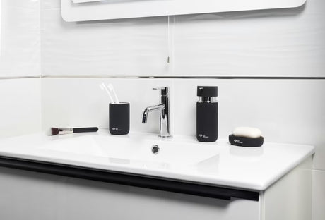 Samostojeći  dozator za tekući sapun SAT Infinitio u crnoj mat boji od gumirane keramike.