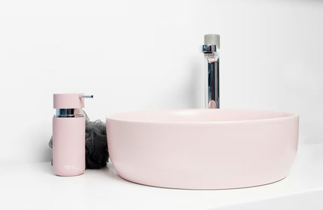 Samostojeći  dozator za tekući sapun SAT Infinitio u mat ružičastoj boji s minimalističkim dizajnom.
