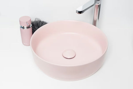 Samostojeći  dozator za tekući sapun SAT Infinitio u mat ružičastoj boji s minimalističkim dizajnom.