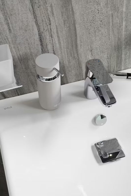 Samostojeći  dozator za tekući sapun SAT Infinitio u sivoj mat izvedbi s mat površinom.