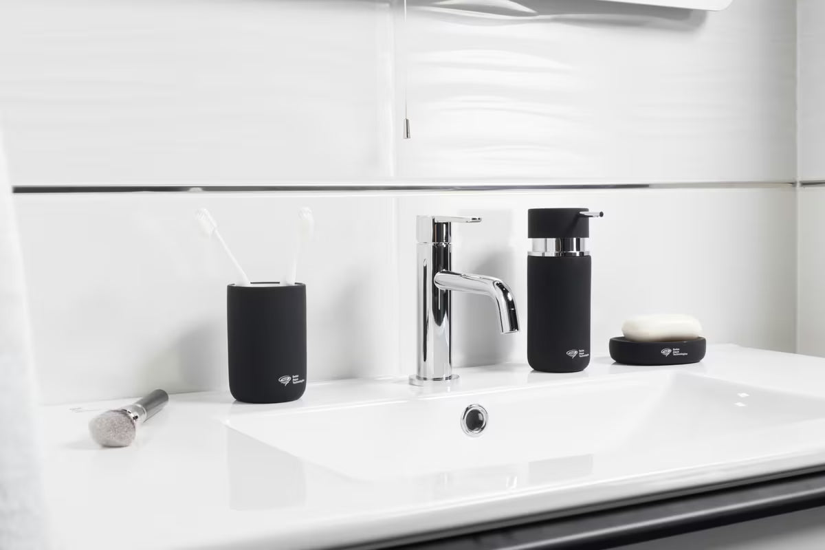 Samostojeći  keramički držač četkica SAT Infinitio u mat crnoj izvedbi.