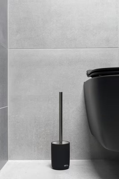 Samostojeći  ČETKA za Wc SAT Infinitio u crnoj mat izvedbi od gumirane keramike.