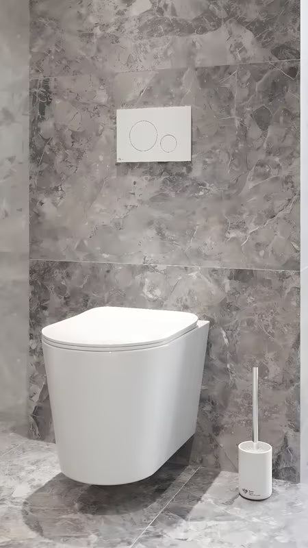 Bijeli viseća WC školjka SAT Infinitio sa skrivenim pričvršćenjem i sjedalom sa soft Close.