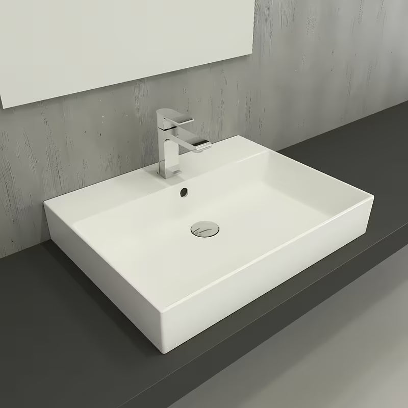 Bijeli keramički viseći umivaonik SAT Infinitio 60,5x46,5 cm s preljevom i otvorom pro slavinu u sredini.