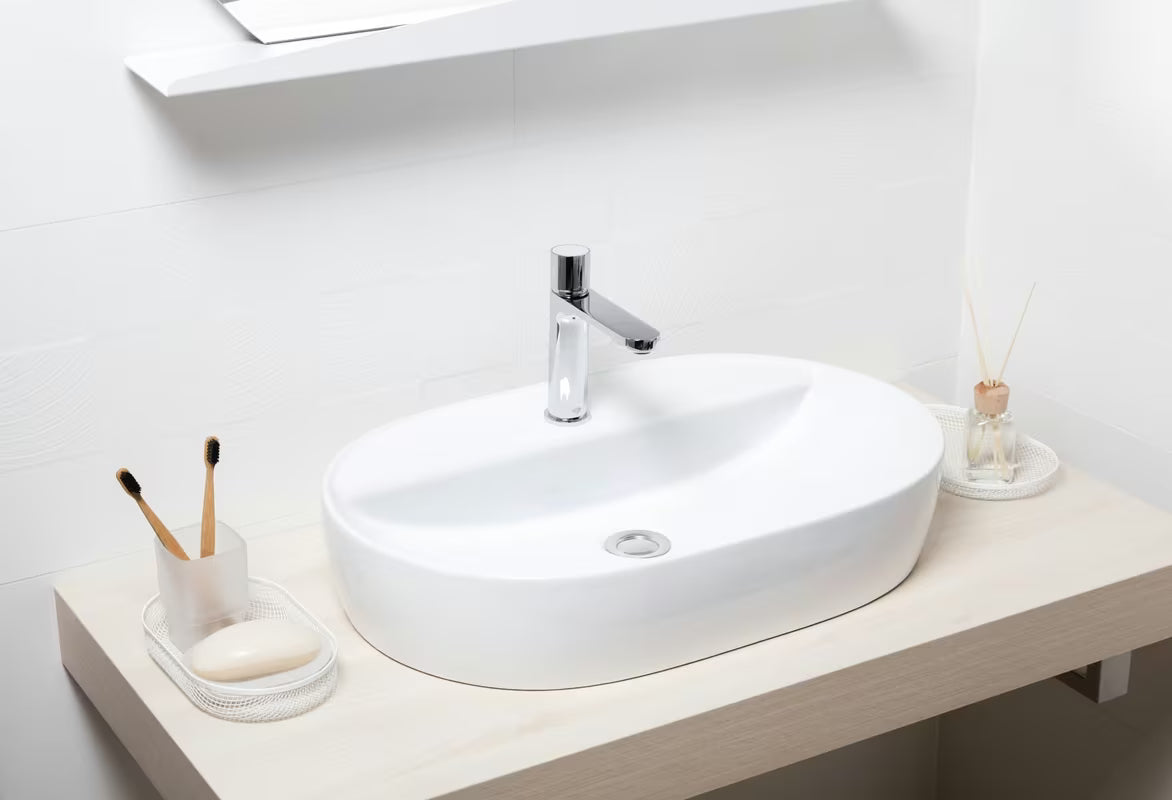 Bijeli keramički ovalni umivaonik na ploču SAT Infinitio 60 x 40 cm bez preljeva s otvorom za pro slavinu